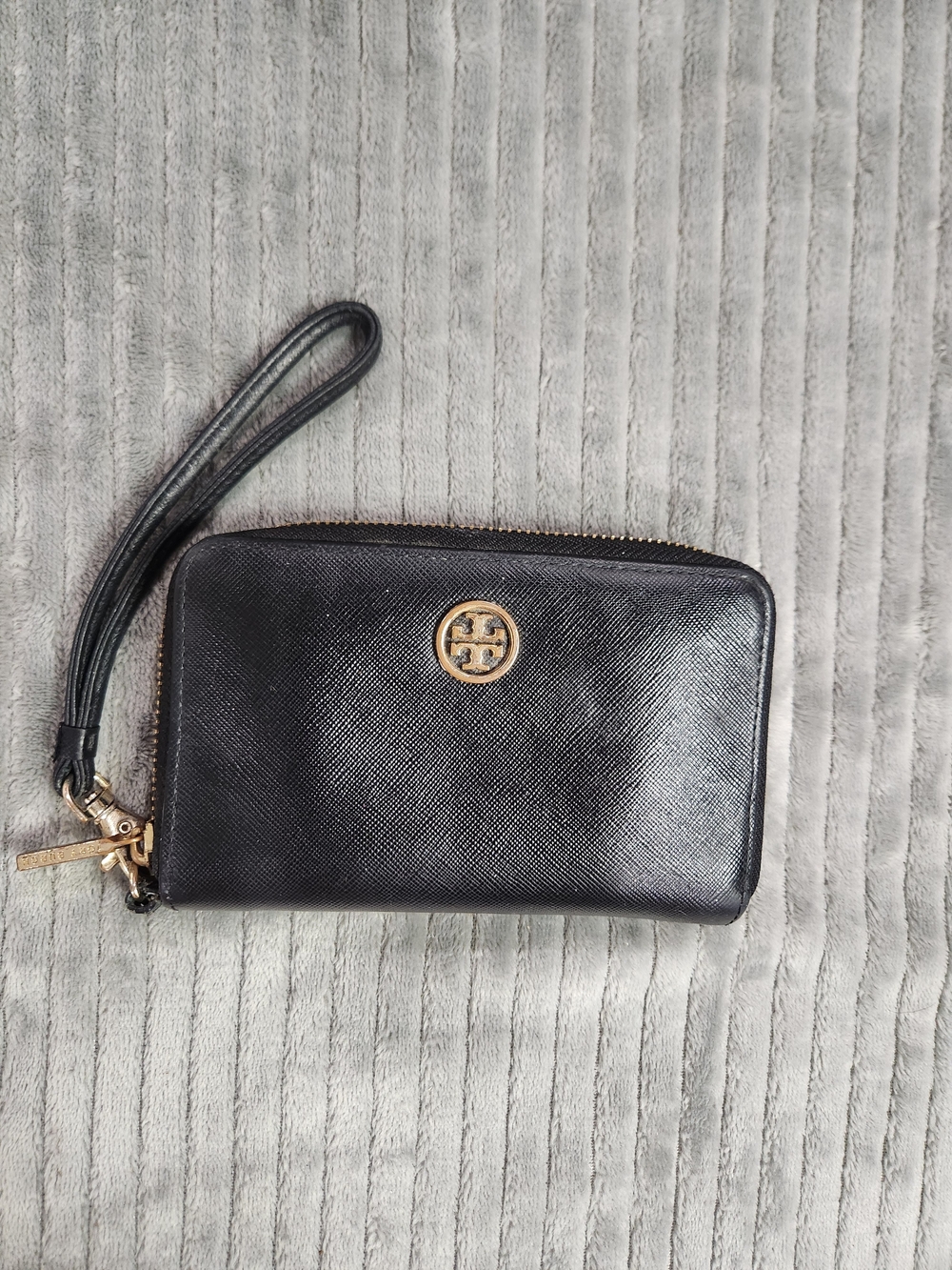 Tory Burch Robinson wallet black saffiano wristlet wallet